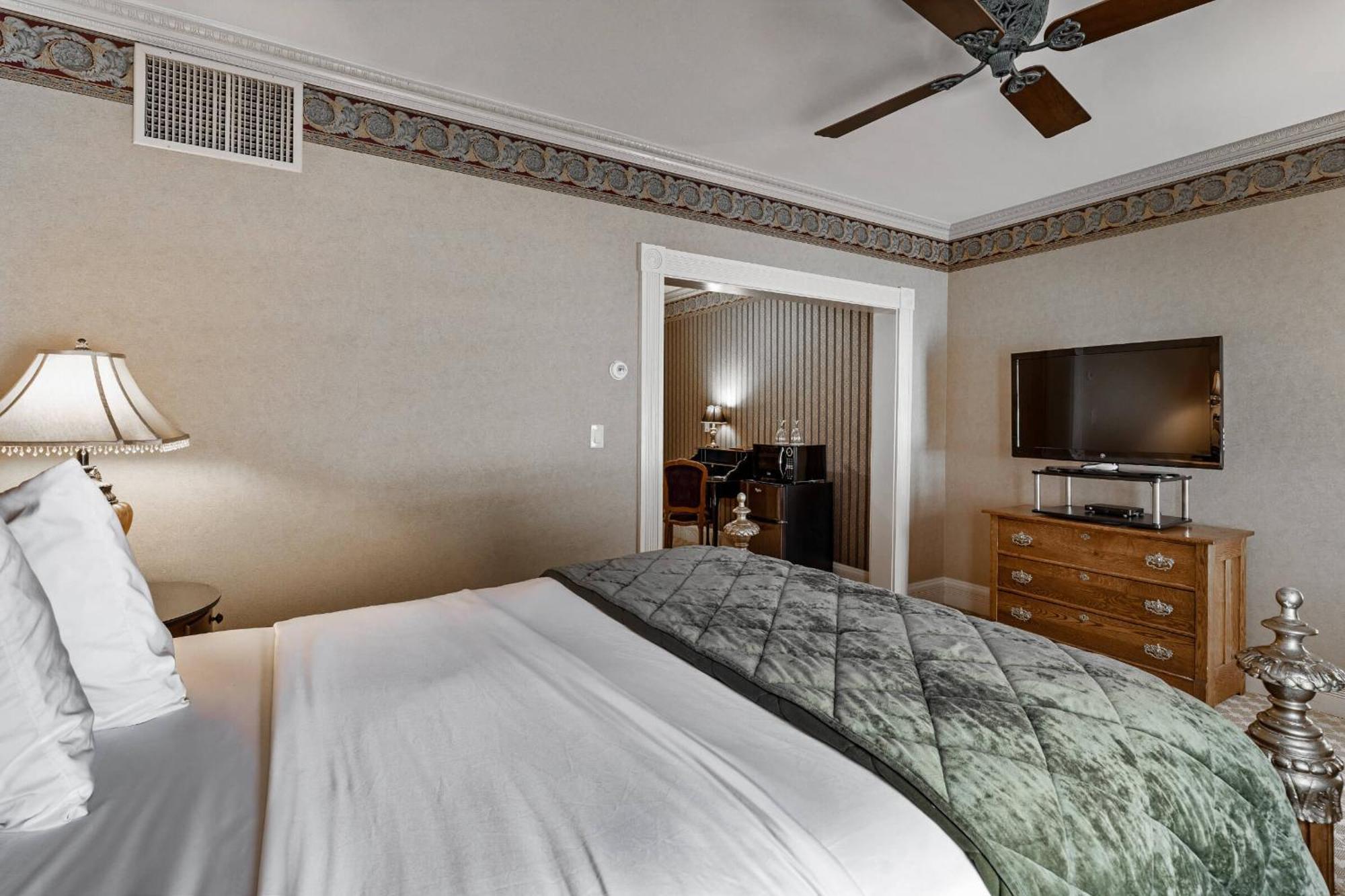 Queen Junior Suite,1641741231:JPEG