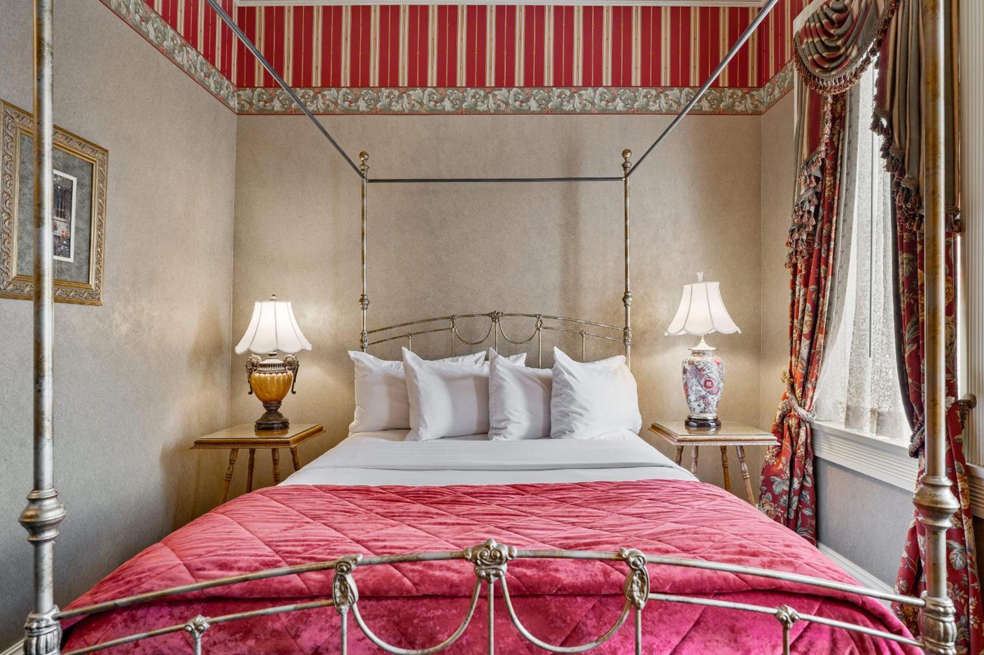 Queen Deluxe Room,1641741245:JPEG